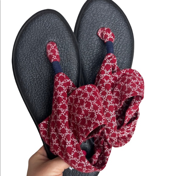 Sanuk Red & White Star Patterned Sandals Size 9 - Picture 2 of 4